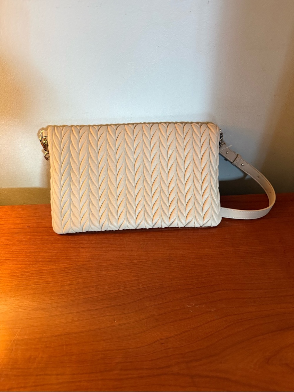 Stella & Dot Textured Cream Quilted Style Crossbody with Adjustable Strap NWOT - Picture 6 of 7